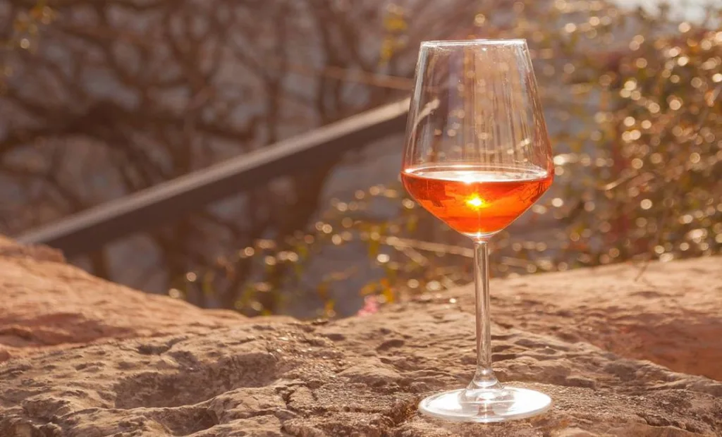vino naranjo en copa